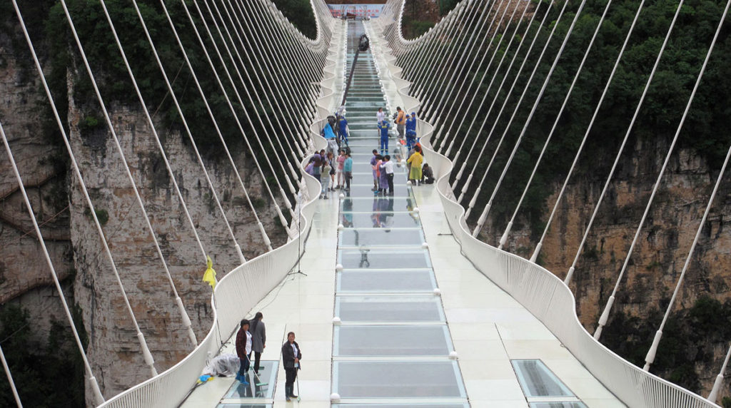 Самый длинный и высокий стеклянный мост в Китае