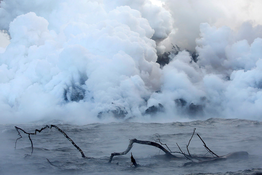 Лава гавайского вулкана Килауэа достигла океана