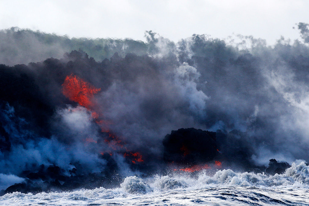 Лава гавайского вулкана Килауэа достигла океана