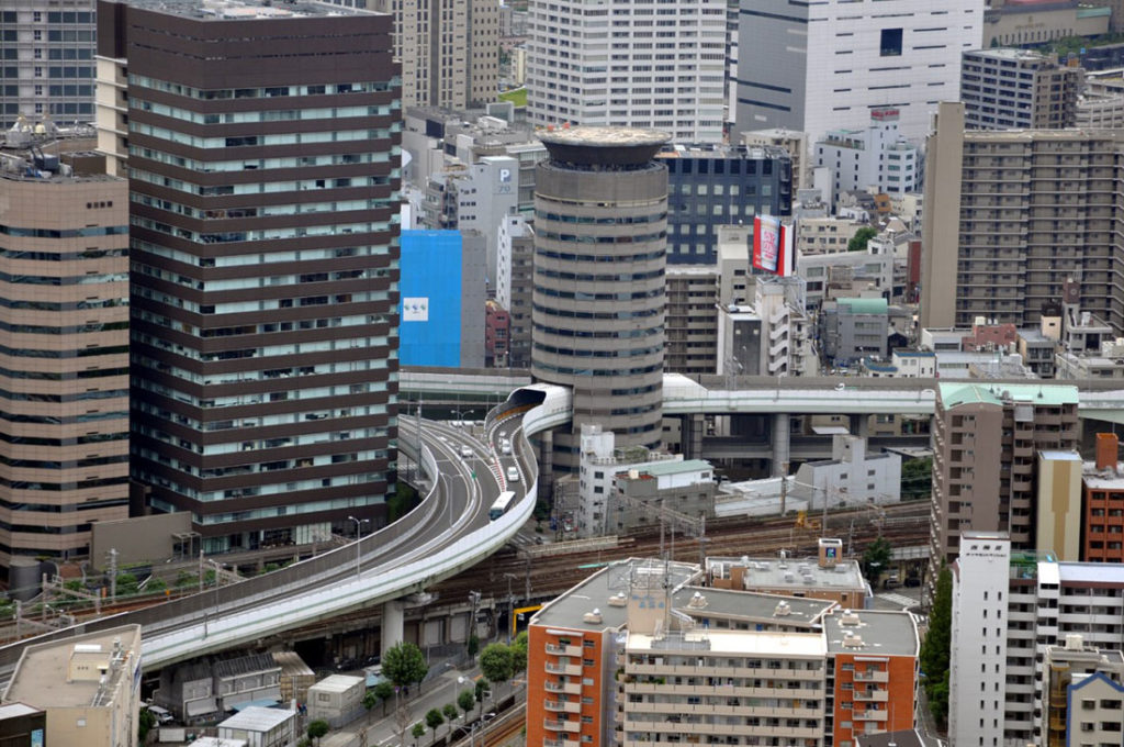 В Японии шоссе проходит через 16-этажный дом 