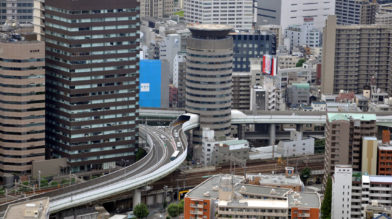 В Японии шоссе проходит через 16-этажный дом