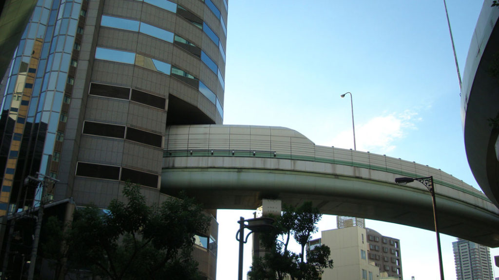В Японии шоссе проходит через 16-этажный дом 