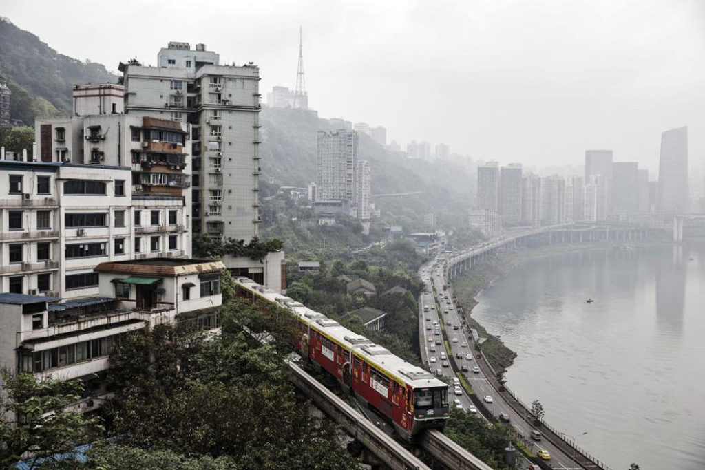 В Китае первое в мире метро сквозь жилой дом