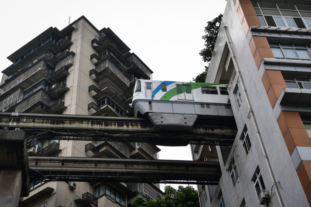 В Китае первое в мире метро сквозь жилой дом